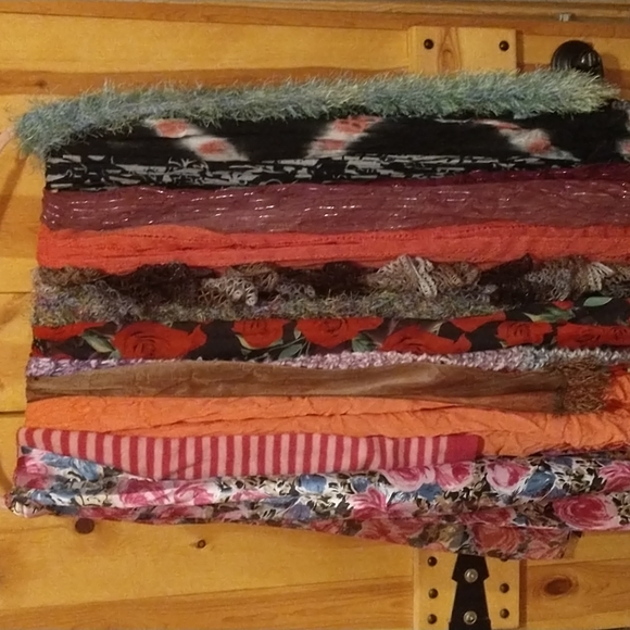 13 Scarfs All Different. - Picture 1 of 4